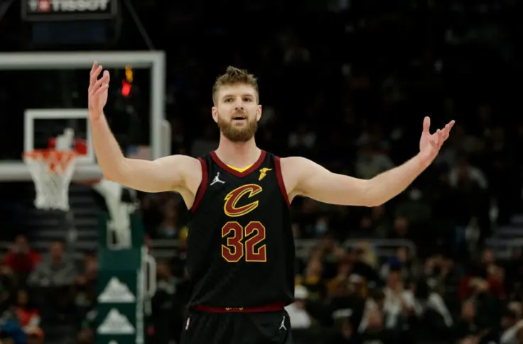 Dean Wade contract extension with Cavaliers